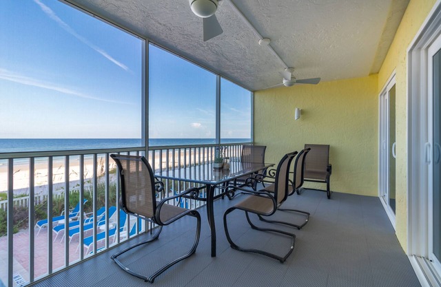 Beachfront Condo, Newly renovated! Heated Pool on the beach. GulfView 102.