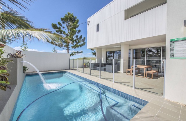 Beachfront Emu Park With Pool