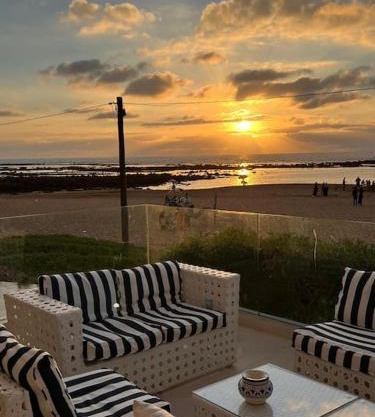 Beachfront Escape - Panoramic View and Spacious Terrace