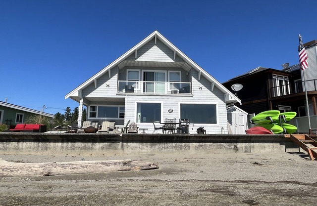 Beachfront Getaway - The Beach House on Priest Point