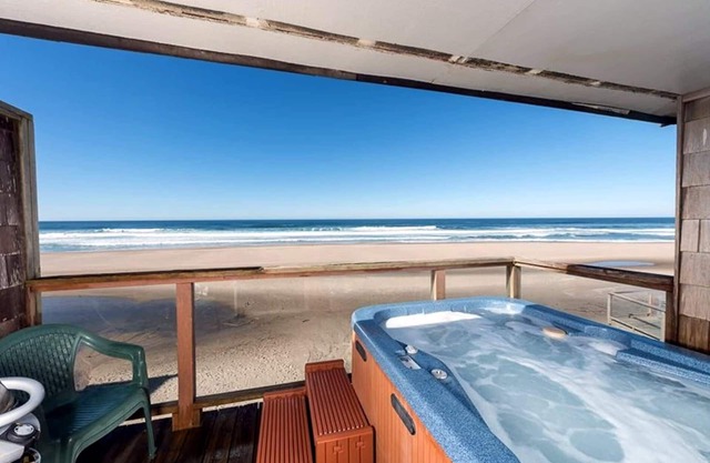 Beachfront, Hot Tub, BBQ - Oceanside Escape