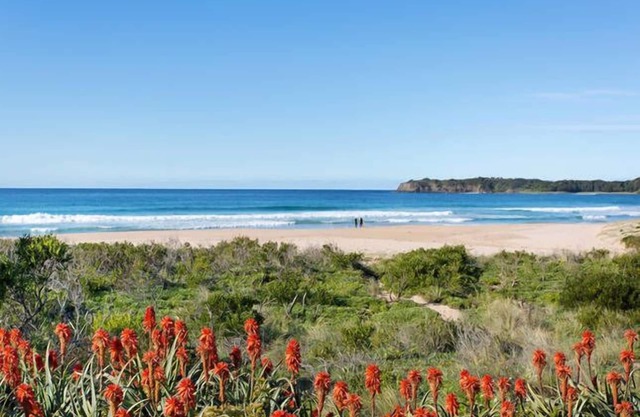 Beachfront House with direct access to the Beach. Just bring your beach towel!n