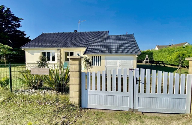 Beachfront house with enclosed garden of 600 m2