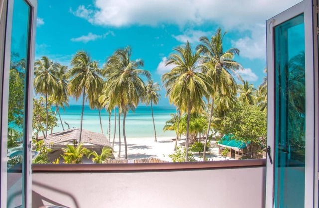 Beachfront Luxe room in Gan island - near the beach (bnb)