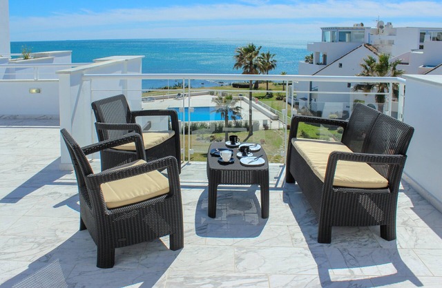 Beachfront Penthouse with Sea Views, Hot Tub, BBQ