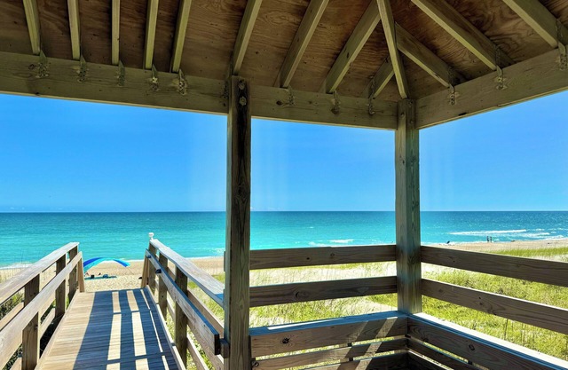 Beachfront Pet Friendly 1st Flr Pool Private Beach