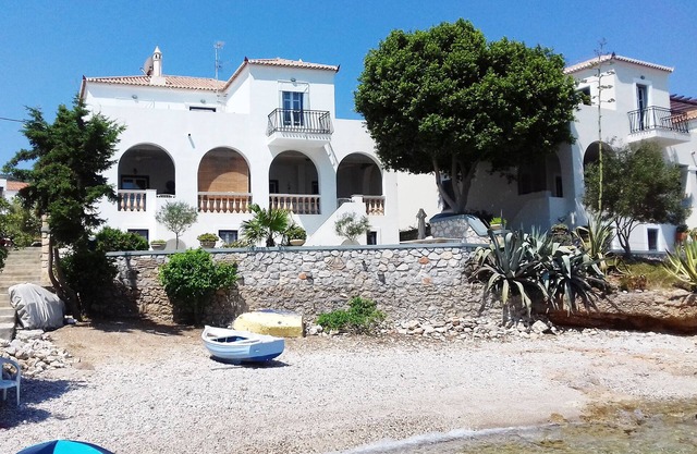 Beachfront Spetses spectacular fully equipped traditional Villa families/groups