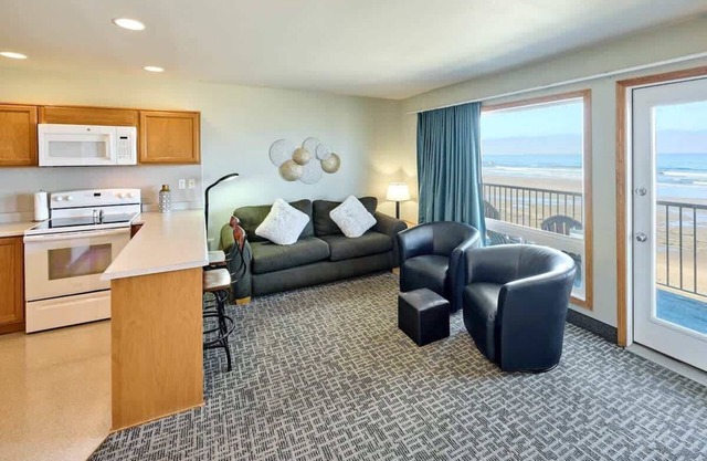 Beachfront Suite - Ocean Views - Heated Pool & Hot Tub!