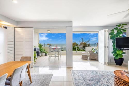 Beachfront with Pool - 3 bed 2 bath spacious open plan