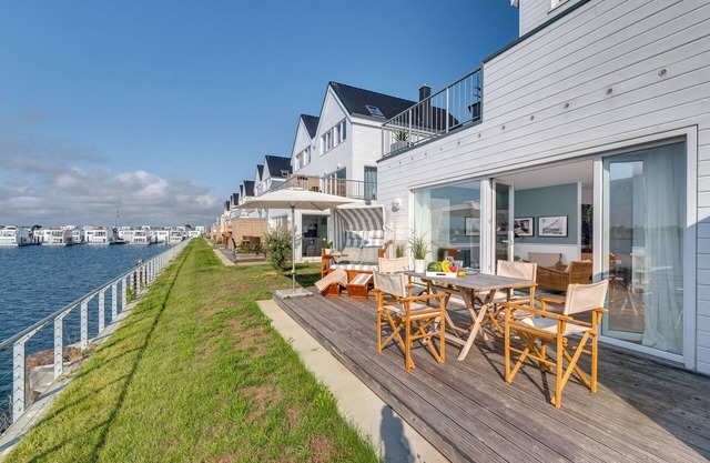 Beachhouse on the Baltic Sea: "Pier 51" with south-facing terrace & sauna right on the waterfront