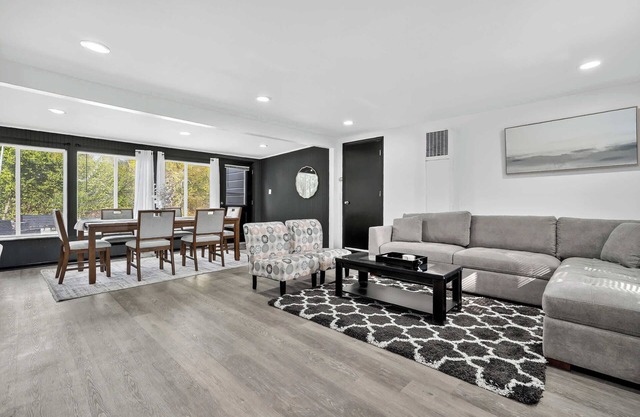 BeachPark Retreat-Huge outdoorGame roomNavy