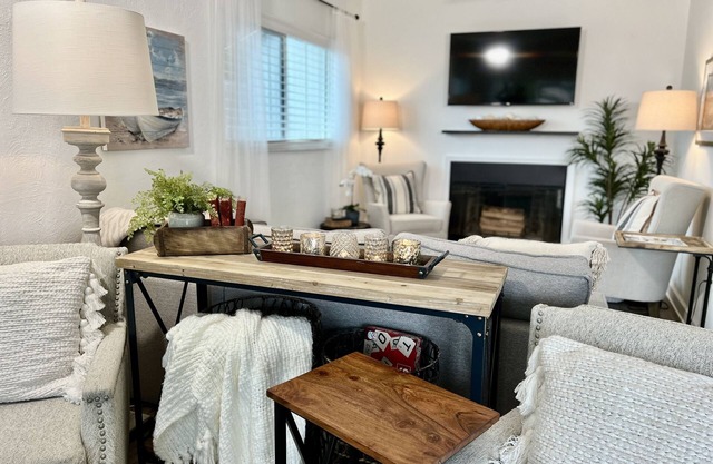 Beachside Bungalow- Entire House, Steps to Beach. Fire Pit and Home Gym!