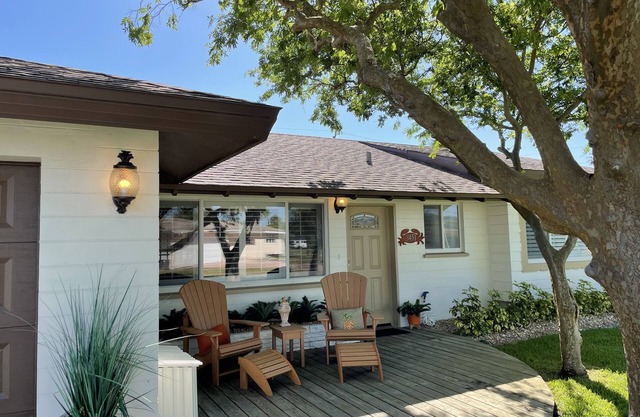 Beachside Daytona Beach Shores 5 min walk to beach, restaurants and more!