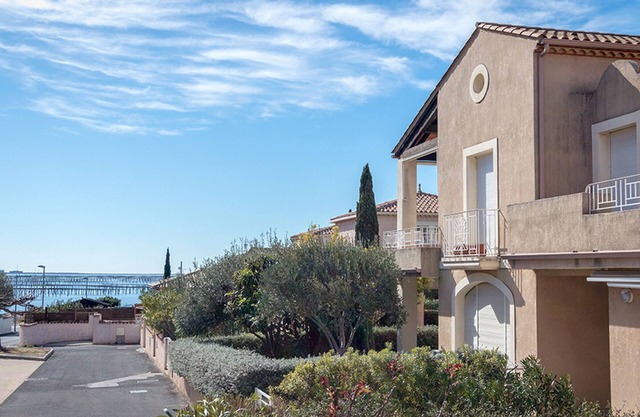 Beachside Garden Apartment in Bouzigues - 2 Keys, Parking Included