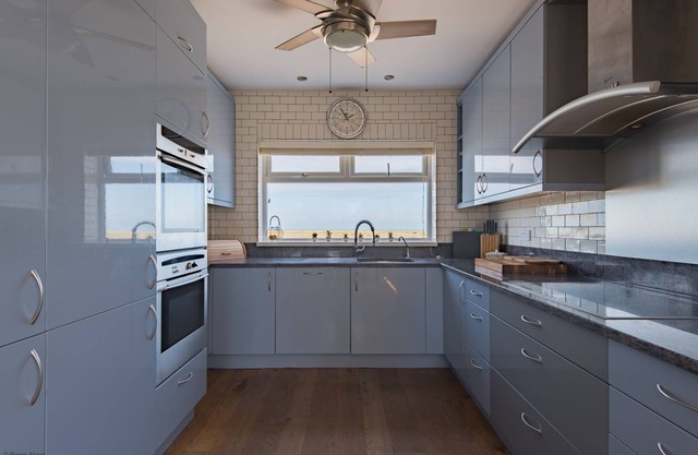 Beachside, nr Dungeness - family seaside home sleeps 8 with sea views