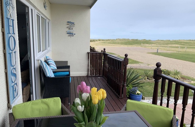 Beachside uninterrupted , sea view, on peaceful park dog friendly with TV/Wifi