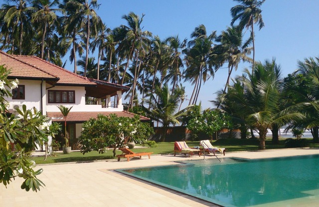 Beachside Villa. Private Chef. Swimming Pool and Tennis court. 3 bedrooms. AC