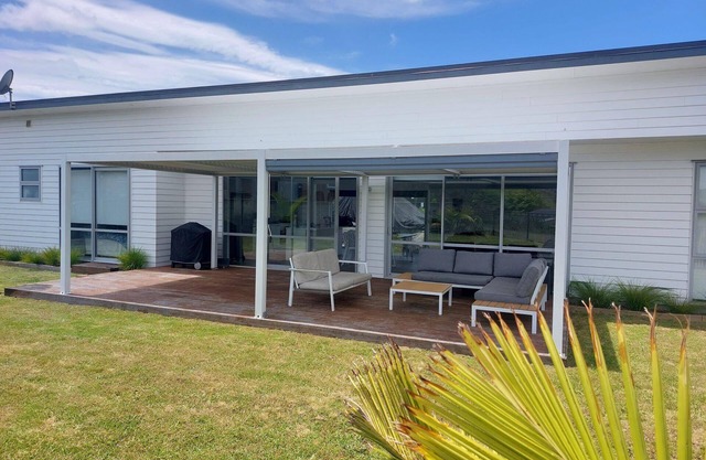 Beachy Dreams - Modern, spacious, sunny home in quiet cul-de-sac with lovely rural outlook