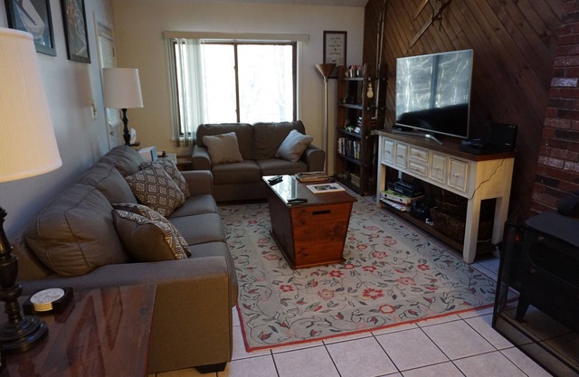Bear Cubs' Penthouse - Seasons at Attitash Sleeps 10, 2 HD TVs, 200 Mbps Wifi