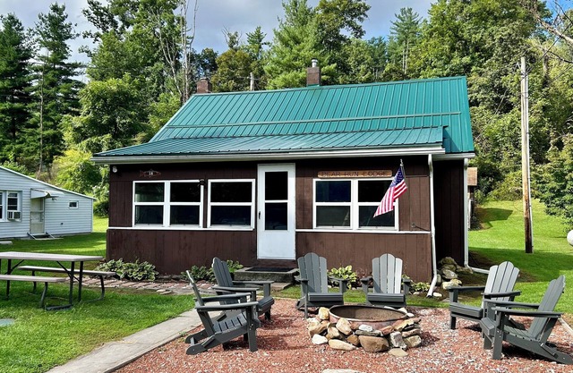 Bear Run Lodge-Creek front, steps away from everything!