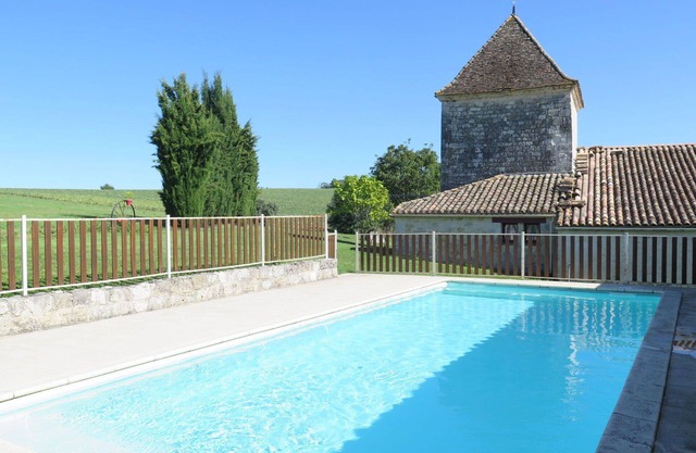 Beautiful apartment in villa for 6 guests with pool, TV, terrace, panoramic view and parking