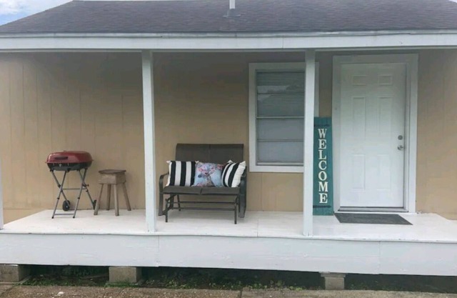Beaumont Bungalow 1/1 Furnished/Pet Friendly-Nederland, Port Neches, Port Arthur