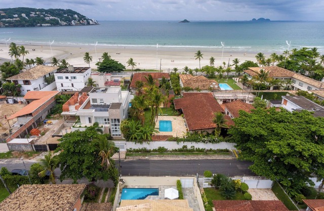 Beautiful house on Enseada beach - 150mts from the beach