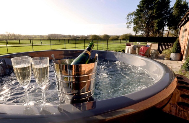 Beautiful villa for 2 guests with hot tub, WIFI, pool, TV, terrace, pets allowed and parking