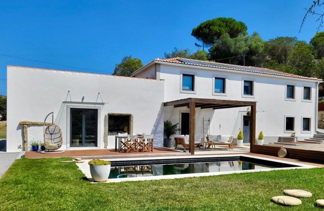Beautiful 2BD countryside house with pool near Lisbon. Pet & kids friendly