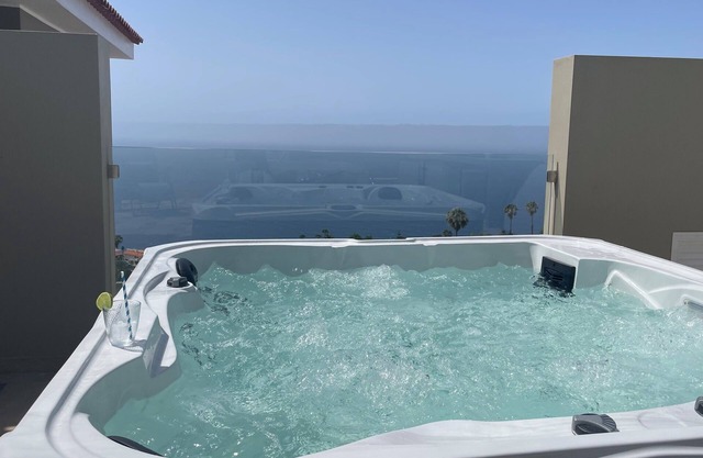 Beautiful apartment with jacuzzi and sea view (upper floor)