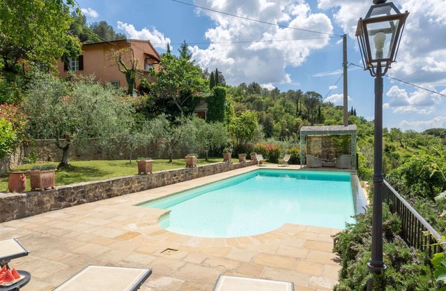 Beautiful private villa for 6 guests with private pool, WIFI, TV, patio, pets allowed and parking