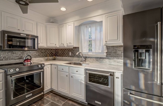 Beautiful 1 BR with private bathroom in a house