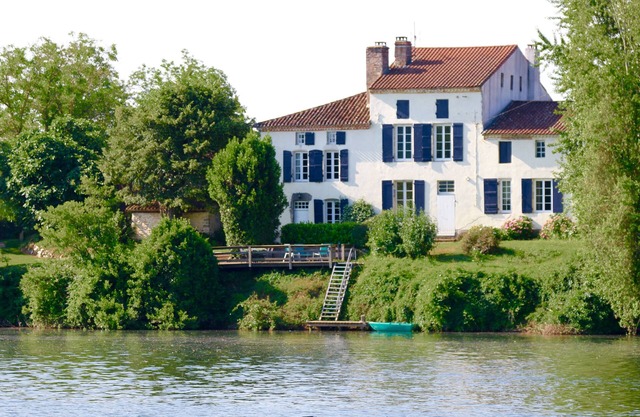 Beautiful 18th century property on the banks of the river Lot