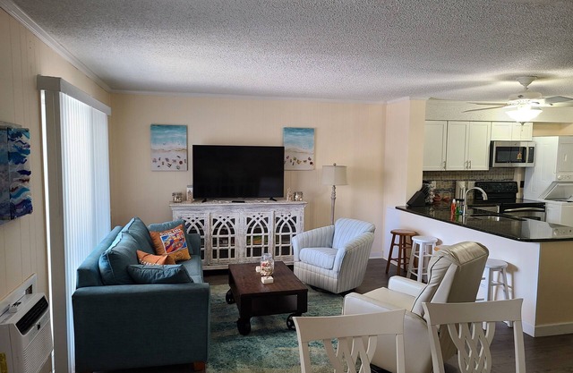 Beautiful 1st floor Beach Condo w/2 BR/King beds/2 full Baths