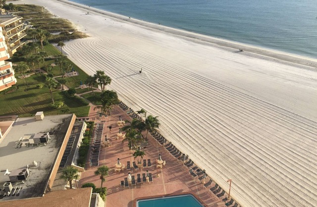 Beautiful 2/BD 2/BA Right on the Beach!