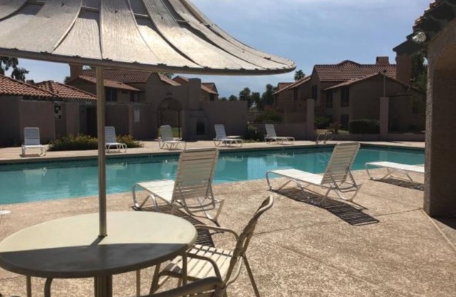 Beautiful 2 bdrm townhouse w/pool in Glendale AZ