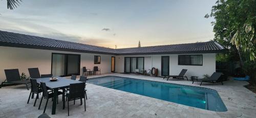 Beautiful 2-bed Suite with Heated Pool near beach