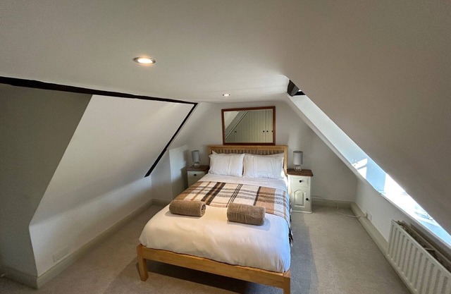 Beautiful 2 bedroom apartment sleeps 4 in the heart of Yalding.