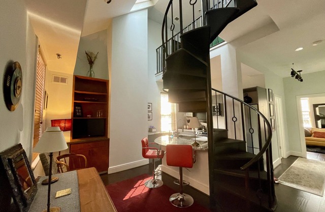 Beautiful 2 Bedroom with Loft in Heart of Old Town—sleeps 6