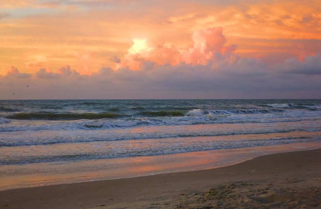 Beautiful 2-bedroom condo, Cocoa Beach. Ocean, Pool, Tennis, with AC, WiFin