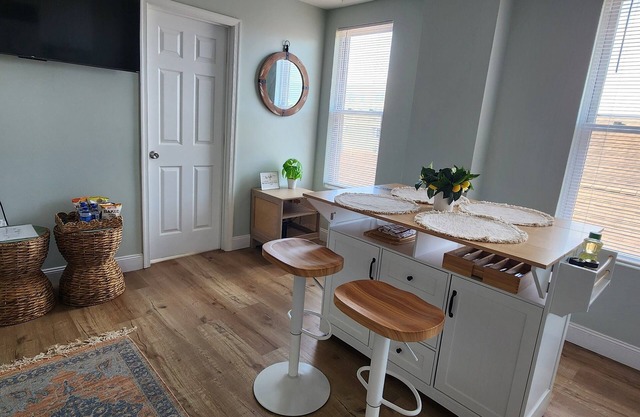 Beautiful 2-bedroom apartment in quaint Cumberland with WiFi, AC