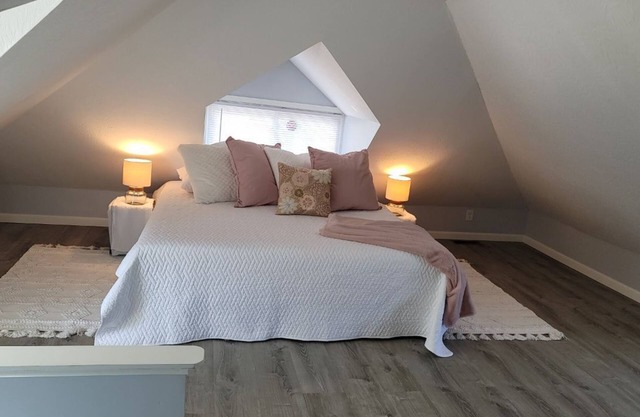Beautiful 2 Bedroom GRACE COTTAGE. Adjacent to lake