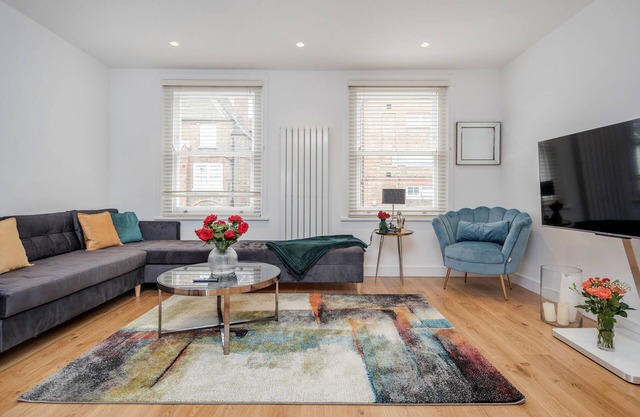 Beautiful 2 bedrooms split level Fulham Apartment