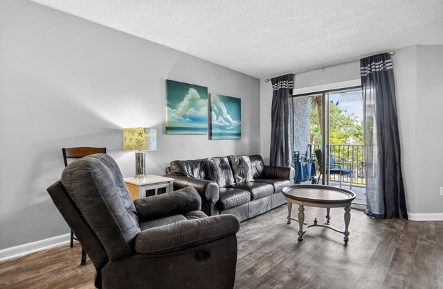Beautiful 2BR/2Bath Unit - 1.5 Blocks from the Beach