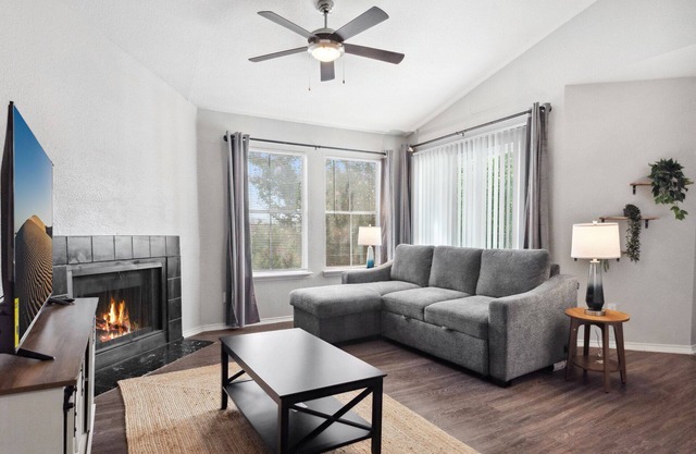 Beautiful 2BD/2BA in University Hills 4365