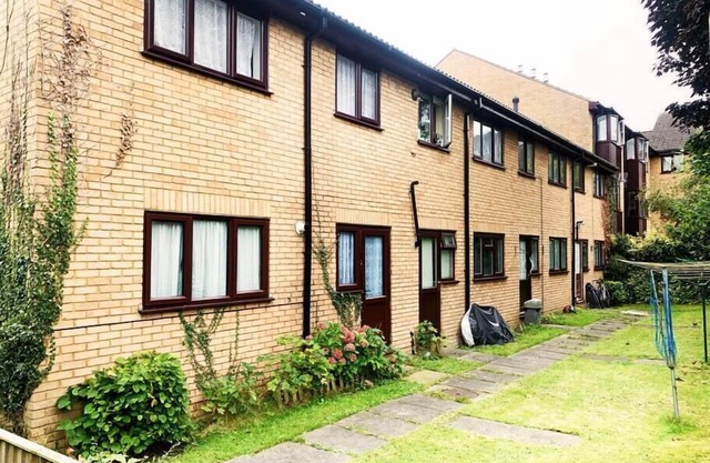Beautiful 2bed apartment - transport & parking AVL