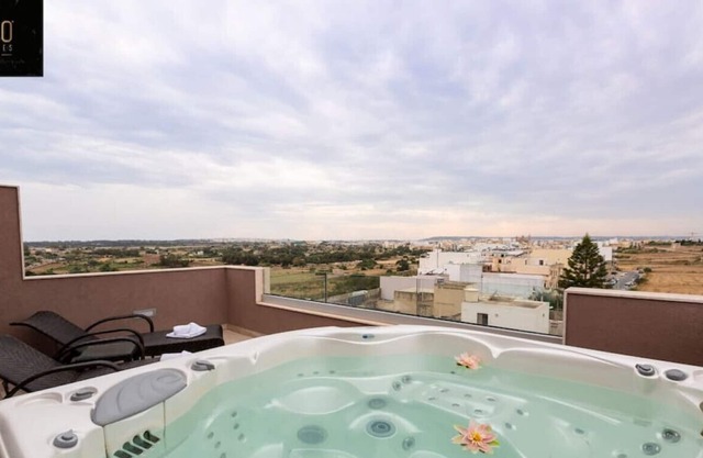 Beautiful 2BR Penthouse with private HOB TUB