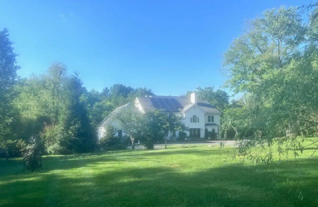 Beautiful 2BR Walkout Fenced & Gated Villa, Onsite parking, Pet friendly-2+acres