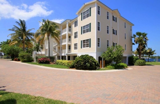 Beautiful 3 Bedroom Condo - Bay Harbour A101