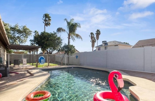 Beautiful! 3bdr Single-Story home - private pool
